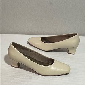 Life Stride Women's Cream classic leather pumps. Size 8.5